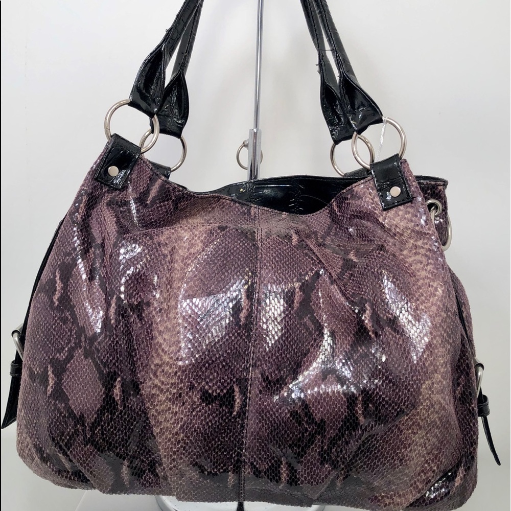 Medium shoulder bag, snake skin type design